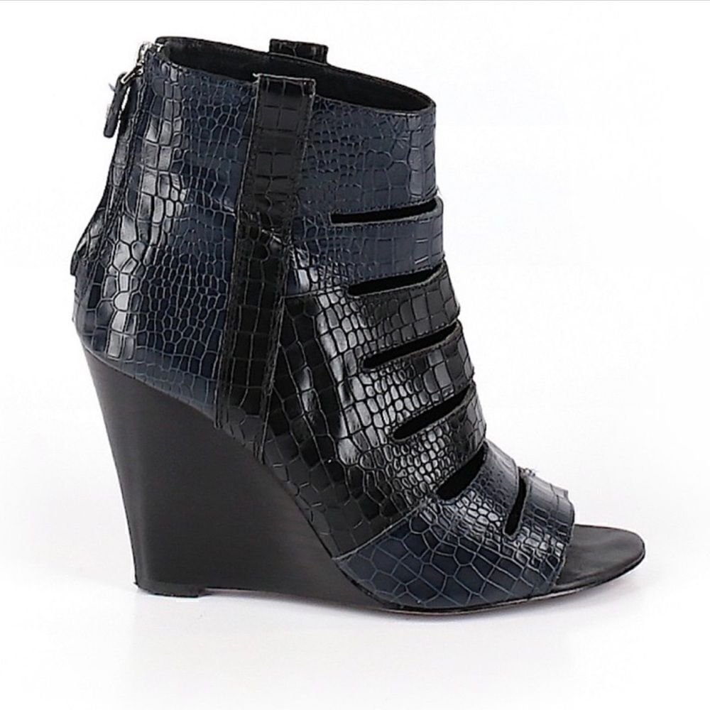 Rebecca Minkoff Sonny Embossed Peep Toe Wedge Booties Size 9 Navy Blue Black